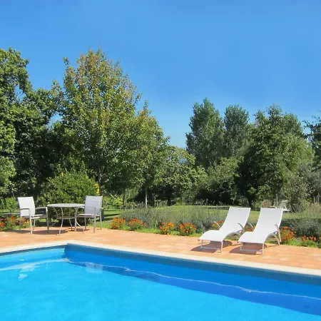 Moradia Com Piscina Em *